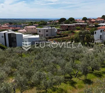 Istra, Kaštelir, građevinsko zemljište pravilnog oblika u okruženju luksuznih vila - cover