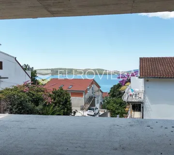 Trogir, Čiovo, dvosoban stan s pogledom na more i parkirnim mjestom - Okrug Gornji, Okrug
