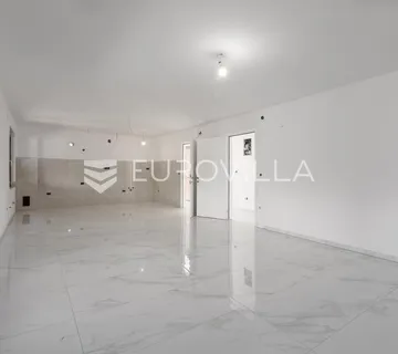 Istra, Poreč okolica, Moderan stan na prvom katu s velikim vrtom i prostranom terasom