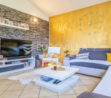 Istra, Novigrad, stan 90 m² sa mansardom i dvije spavaće sobe