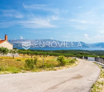 Pučišća, otok Brač, INVESTICIJA građevno zemljište ukupne površine 10.436 m² s građevinskom dozvolom