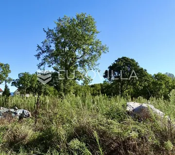 Krk, Njivice, građevinsko zemljište 1.698 m² za 3 zgrade, 12 apartmana - Njivice, Omišalj