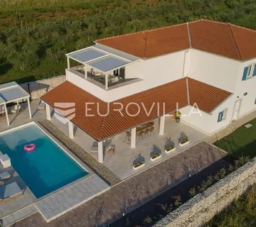 Barban, jedinstvena samostojeća pasivna kuća 320 M2 na velikoj okućnici