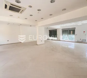 Pula, Centar, dugoročni najam prostranog poslovnog prostora, 1. kat, 103.35 m²