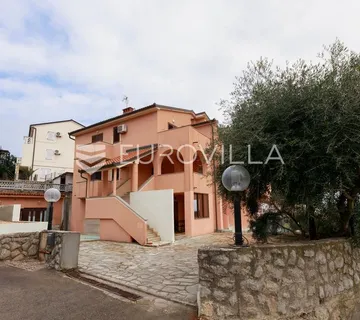 Krk, uređen trosoban apartman, velika terasa s otvorenim pogledom - cover