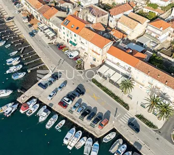 Otok Korčula, Vela Luka, kamena kuća u centru mjesta - cover
