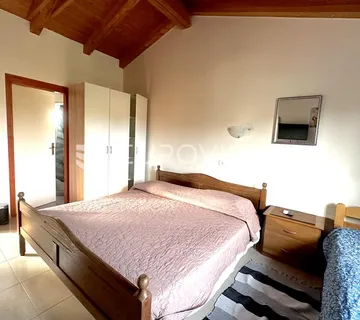 Istra, Brtonigla, kuća s 2 stana i autentičnom konobom u kamenu