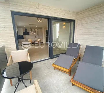 Zadar, Privlaka, dvosoban stan na prvom katu moderne zgrade s pogledom na more