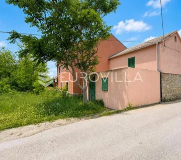 Zadar, Privlaka, dvojna kuća za renovaciju 300 m od mora