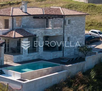 Istra, Momjan, moderna kamena vila
