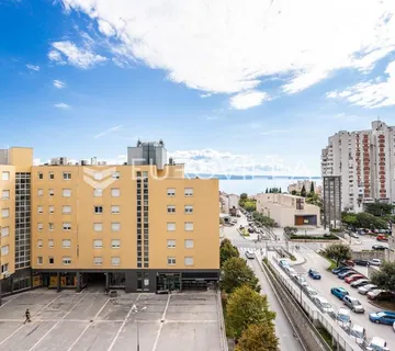 Split, Trstenik, trosoban stan s velikom terasom
