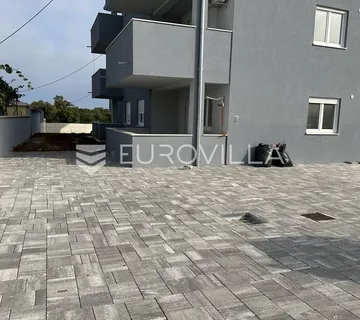Šišan, trosoban stan s neto korisnom površinom od 76,25 m² i velikim vrtom - Šišan, Ližnjan