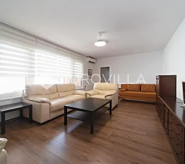 Osijek, Sjenjak, dvojna kuća s garažom, podrumom i odličnom lokacijom 130 m²