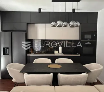 Otok Rab, Palit, novouređen četverosoban stan, 80,00 m²
