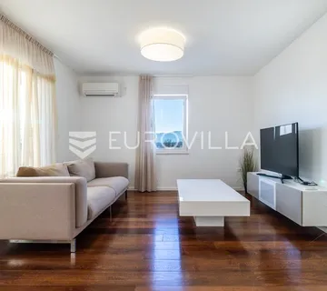 Rijeka, Marčelji, novouređen trosoban stan s pogledom na more i bazenom NKP 85 m2 - cover