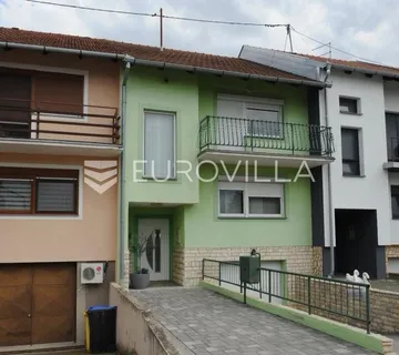 Vinkovci, Kanovci, Obiteljska kuća u nizu s terasom i dvorištem