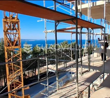 Omiš, dvosoban stan na trećem katu s predivnim pogledom na more, 86,40 m² - cover