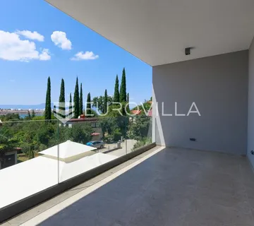 Omišalj, Otok Krk, trosoban stan s okućnicom, 150m od mora