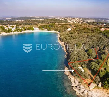 Istra, Banjole zemljište 2700 m2 prvi red do mora s dva legalizirana objekta 67 m2 i 24 m2 - Banjole, Medulin