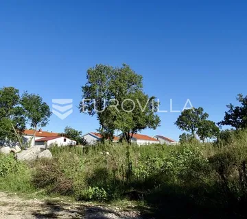 Krk, Njivice, građevinsko zemljište s građevinskom dozvolom 519 m², 500 m od mora - Njivice, Omišalj