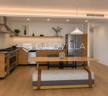 Split, Žnjan, Morska vila, trosoban stan s lođom i dva garažna mjesta, pogled na more
