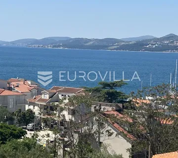 Trogir, Okrug, trosoban stan na prvom katu neto korisne površine 120 m2 - Okrug Gornji, Okrug