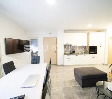 Tisno, atraktivna višestambena nekretnina s tri funkcionalna stana i vrtom, površine 165,19 m² - cover