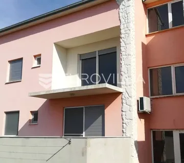 Šolta, Gornje Selo, dvosoban stan južne orijentacije u manjoj stambenoj zgradi - cover