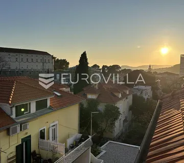 Split, Gripe, trosoban stan 60 m² / iznimna lokacija / potencijal za renovaciju - cover