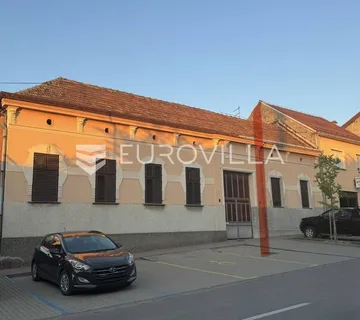 Đakovo, Centar, prostrana kuća sa dva stana i dvorištem 1018 m2