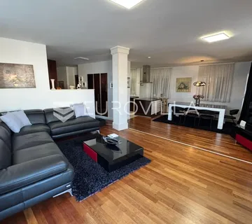 Brač, Bol, penthouse na atraktivnoj lokaciji