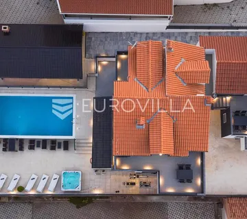 Čiovo, Okrug, vila sa šest apartmanski jedinica i bazenom - cover