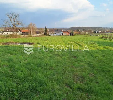 Draganić, zemljište 5330 m² s priključcima na mirnoj lokaciji