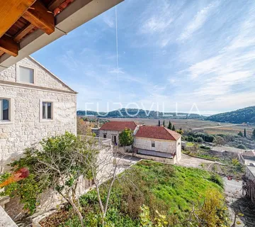 Otok Korčula, Čara, kamena kuća u centru mjesta - cover