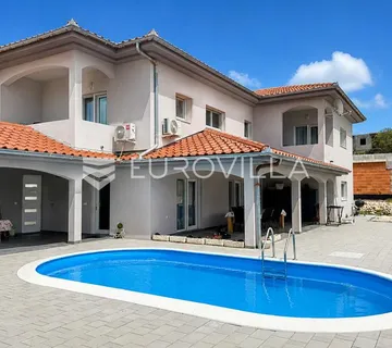 Zadar, Rtina, kuća s bazenom i tri stambene jedinice, 200 m od mora - cover