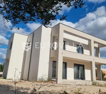 Vodice, moderna kuća s bazenom, 190,58 m²