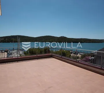 Tisno, ekskluzivna apartmanska kuća prvi red do mora s panoramskim pogledom i brodicom