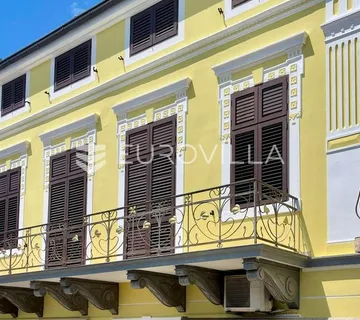 Crikvenica, kuća sa 4 apartmana i 2 poslovna prostora, centar, pogled na more