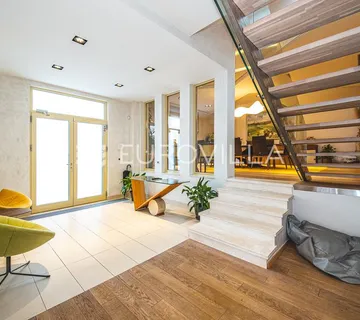 Zagreb, Gornje Prekrižje, ekskluzivna obiteljska vila 376 m² na zemljištu od 704 m²