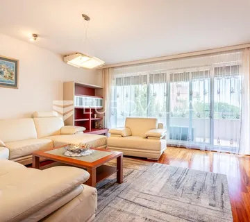 Split, Zenta, prostran trosoban stan s pogledom na more, 115 m², dugoročno