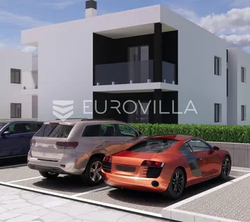 Poreč, dvosobni stan s vrtom i parking mjestom, NKP 72 m2