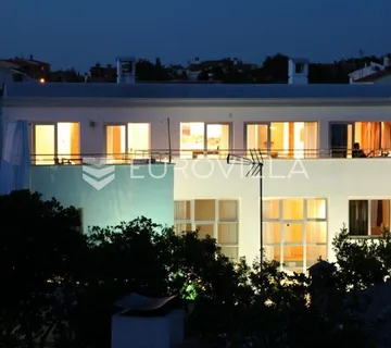 Istra, Pula, moderna luksuzna vila s bazenom, prvi red do mora - cover