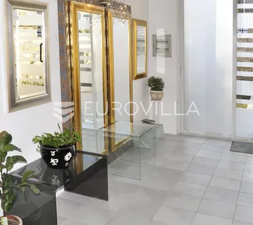 Istra, Buje, stambeno poslovna kuća 750m2 u centru grada