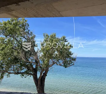 Otok Pag, plaža Perilo, trosoban stan u luksuznoj novogradnji PRVI RED DO MORA - Povljana