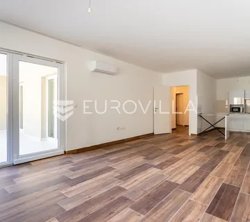 Čiovo, Okrug Gornji, dvosoban stan u prizemlju, prvi red do mora - Okrug Gornji, Okrug
