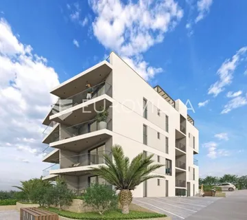 Okrug Gornji, četverosoban stan na trećem katu s krovnom terasom površine 101.74 m² - Okrug Gornji, Okrug