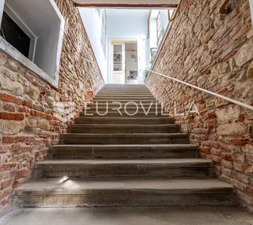 Varaždin, Centar, prostran stan 110 m², odlična lokacija