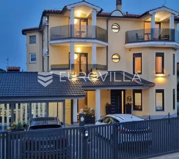 Pješčana uvala, vila sa 7 apartmana s pogledom na more, 200 m od plaže