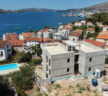 Trogir, Čiovo, trosoban stan s privatnim bazenom i dva parkirna mjesta - Okrug Gornji, Okrug