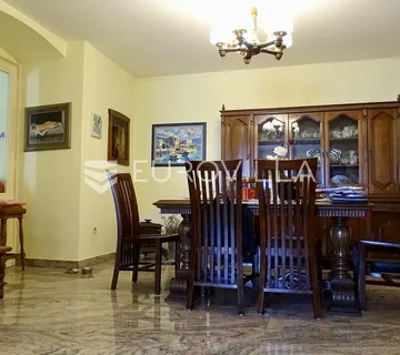 Lovran, ekskluzivan stan u povijesnoj vili, 120,26 m², prvi red do mora